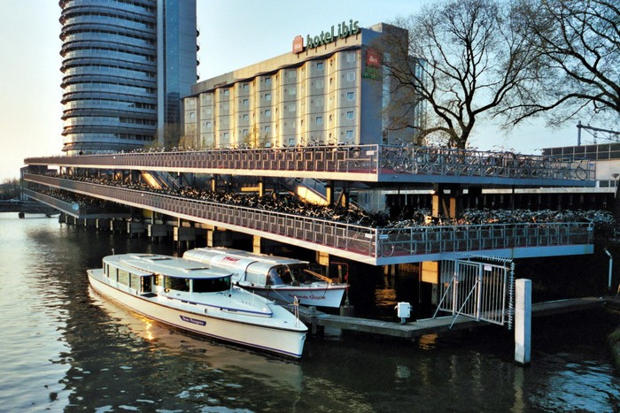 Fietsflat – многоуровневый велопаркинг на железнодорожном вокзале Амстердама Fietsflat – многоуровневый велопаркинг на железнодорожном вокзале Амстердама