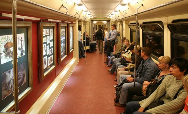 Выставка акварели в Московском метро. Источник фото: Smotra.ru