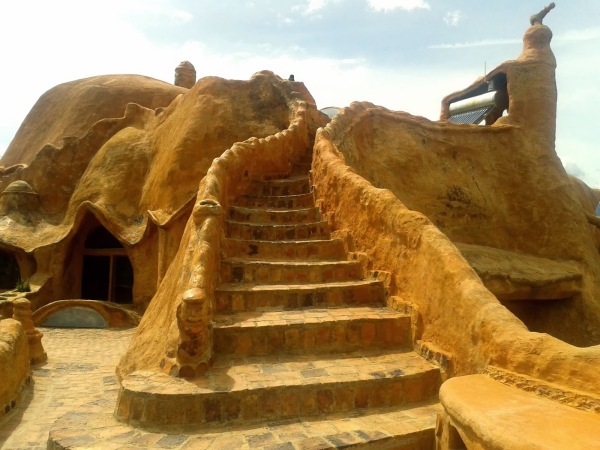 Октавио Мендоза (Octavio Mendoza) строил глиняный дом несколько лет Октавио Мендоза (Octavio Mendoza) строил глиняный дом несколько лет