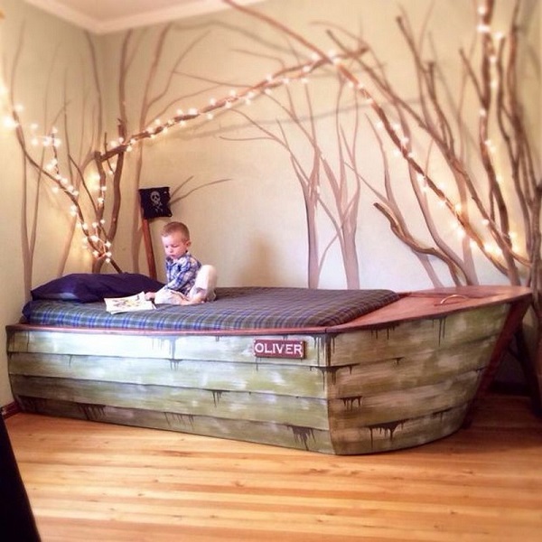 Эффектная кровать для детской в виде лодки.