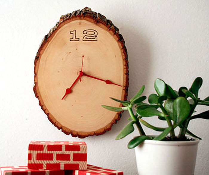 Часы из дерева.