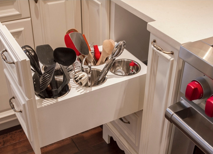 Вертикальный выдвижной ящик для приборов. Вертикальный выдвижной ящик для приборов.