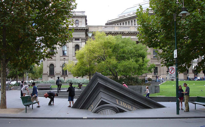 Тонущее здание снаружи государственной библиотеки, Мельбурн, Австралия.