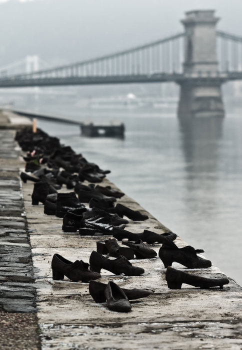 Ботинки на берегу Дуная, Can Togay & Gyula Pauer, Будапешт, Венгрия. 