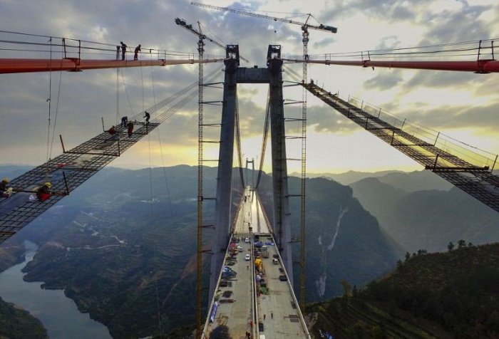 При строительстве моста Beipanjiang было задействовано более 1000 работников.