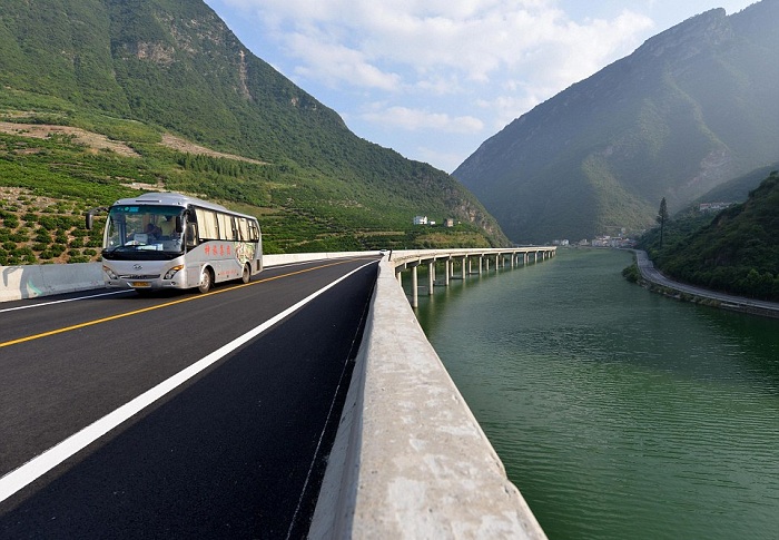 Мост в реке - потенциальная достопримечательность китайской провинции Хубэй.