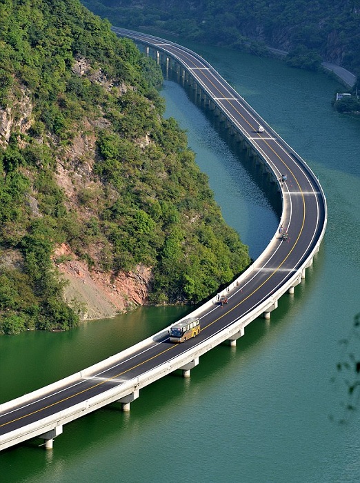Панорама на мост, построенный в реке.