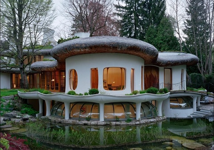 Роскошный особняк, расположенный в пригороде Мюнхена.