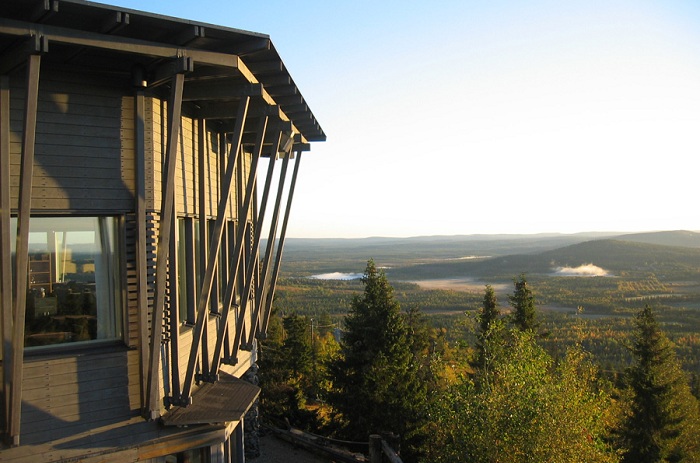 Отель, расположенный на склоне горы в Финляндии.