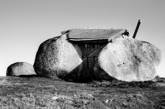Дом-камень, расположенный в Португалии.