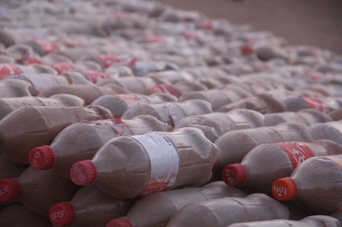 Бутылки с песком - основной строительный материал.