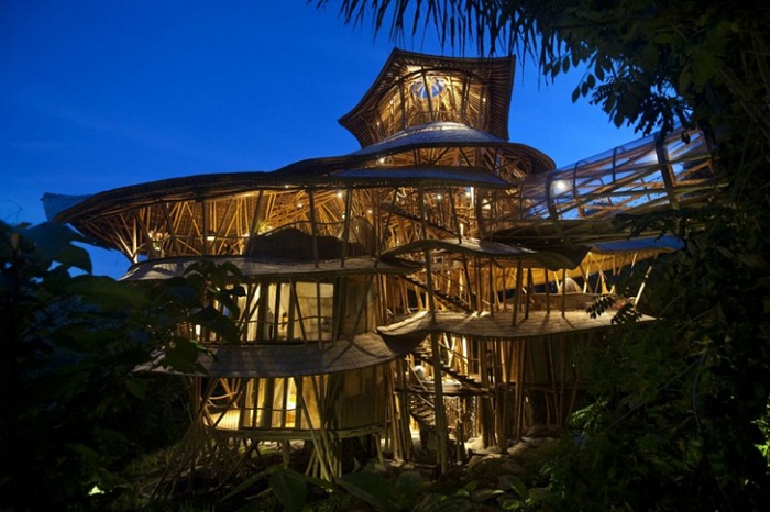 Дом, построенный из бамбука.