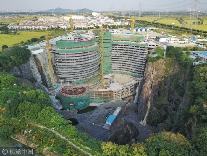 Активное строительство отеля Songjiang InterContinental. | Фото: pikabu.ru.