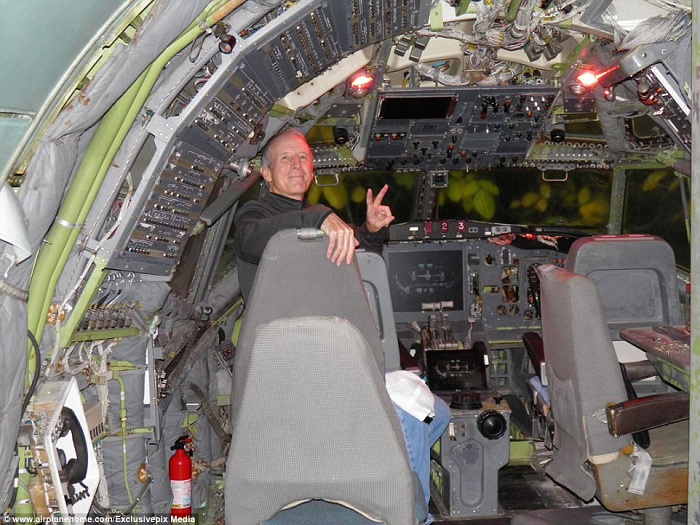 Кабина пилота в доме-самолете Брюса Кэмпбелла. | Фото: dailymail.co.uk.