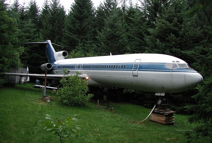 Мужчина купил самолет и сделал из него себе дом. | Фото: awesomeinventions.com.