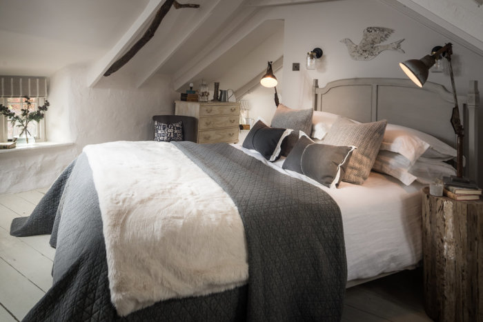Спальня под соломенной крышей. | Фото: phiconcepts.co.uk.