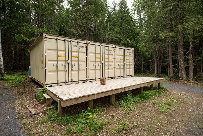 Канадский умелец построил самодостаточный дом из контейнеров.