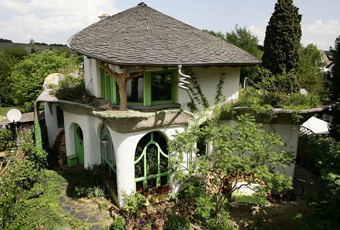 Эко-дружественный дом, построенный из глины.