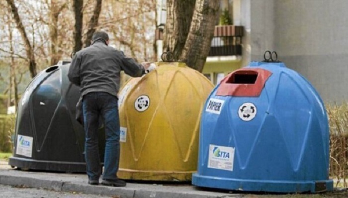 Контейнеры для различного мусора.