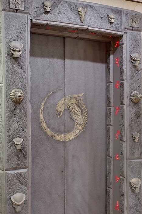 Дверь, стилизованная под инопланетный проход.