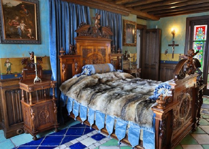 Кровать Никаса Сафронов, когда-то принадлежавшая Марии-Антуанетте.