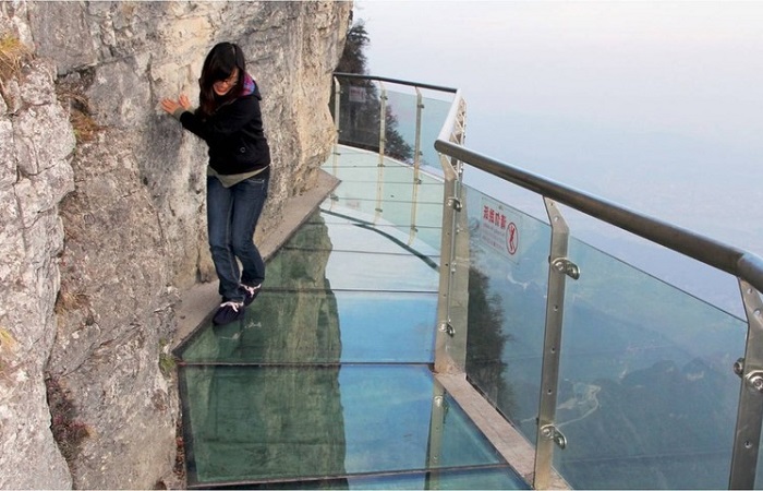 В Китае начал трескаться знаменитый стеклянный мост, но посетителей от этого не убавляется.