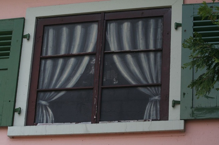 Нарисованное окно фальшивого фасада.