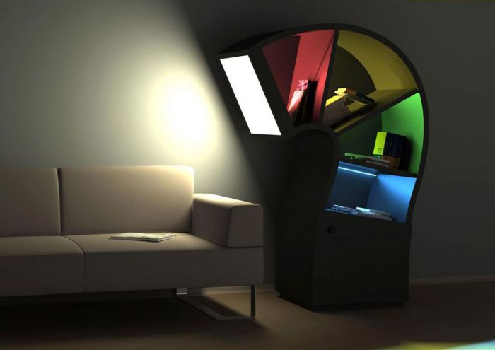 Причудливый книжный шкаф.