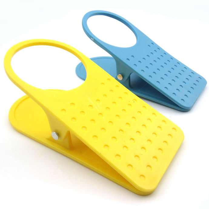 Прикрепляющаяся ко столу клипса-держатель для чашки кофе. Прикрепляющаяся ко столу клипса-держатель для чашки кофе.