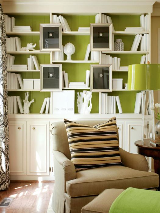 Выкрашенная в белый цвет книжная полка - замечательный способ добавить дизайну комнаты оригинальность.