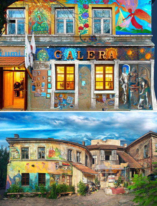 Этот красочное здание - галерея Užupis Art Incubator.