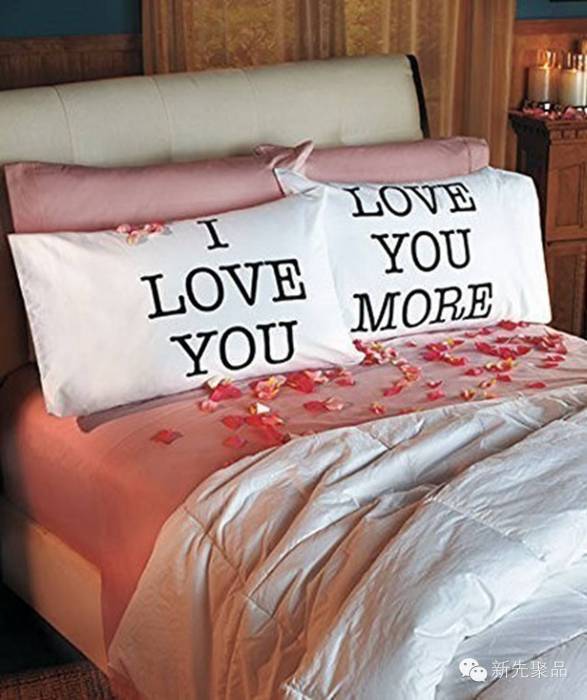 Набір подушок з написами «Я люблю тебе» і «Я люблю тебе сильніше».