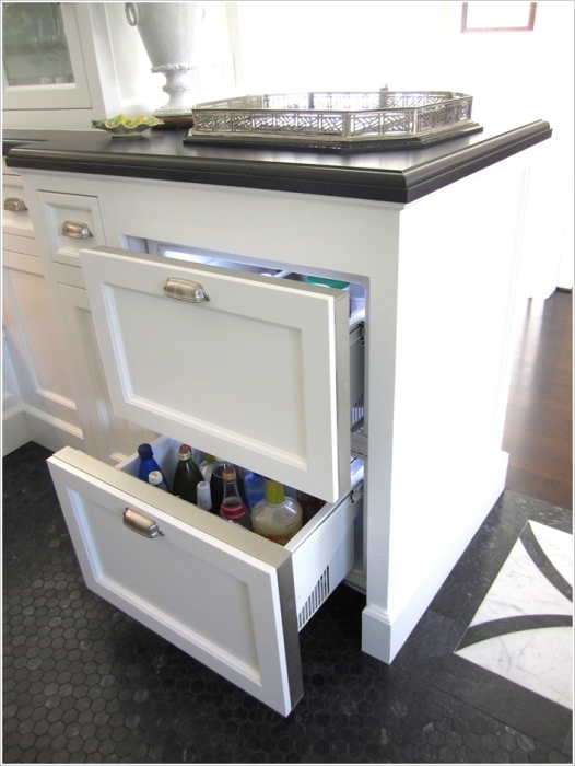 Такой комод хорошо подойдет для охлаждения напитков в бутылках. Такой комод хорошо подойдет для охлаждения напитков в бутылках.