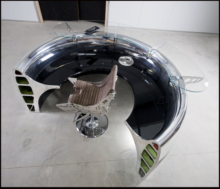 Стол из частей настоящего самолета.