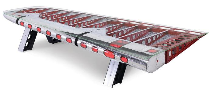 Столик из деталей настоящего старого самолета.