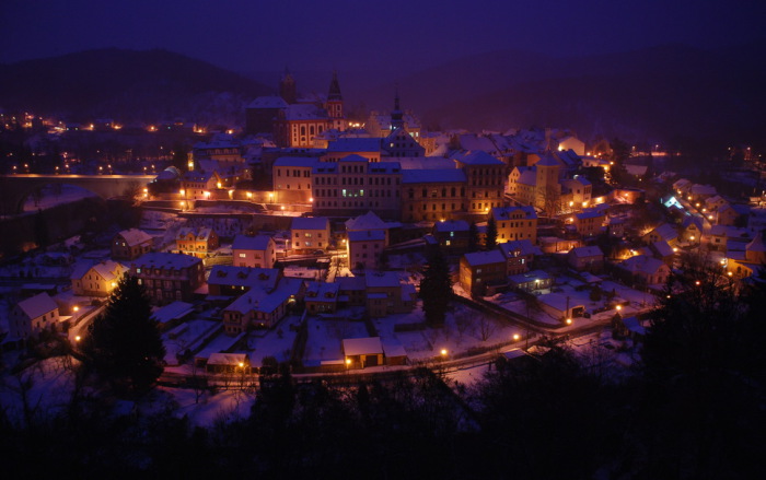 Ночной город Локет зимой.