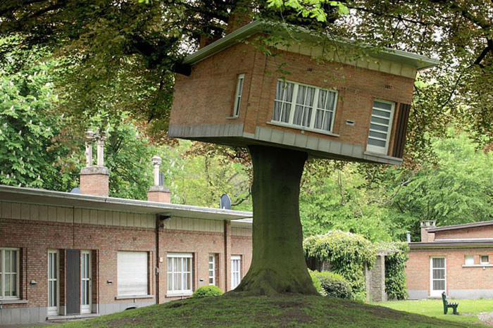 Оригінальна скульптура будинку на дереві.