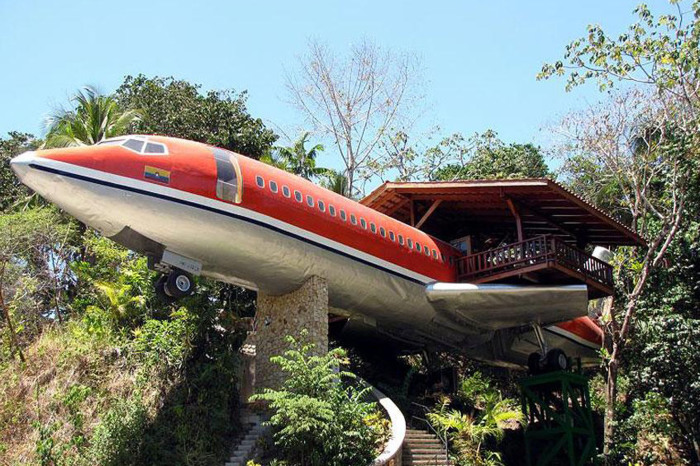 Ефектний будинок на дереві, зроблений зі справжнього літака.