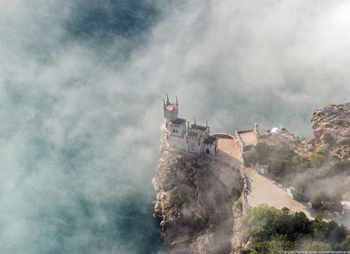 Замок Ласточкино гнездо в Крыму расположен над самим обрывом