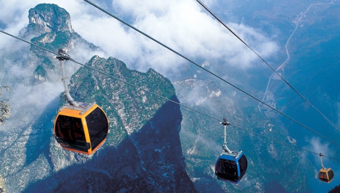 Прокатившись на самой длинной канатной дороге можно увидеть все красоты китайских гор провинции Хунань. Прокатившись на самой длинной канатной дороге можно увидеть все красоты китайских гор провинции Хунань.