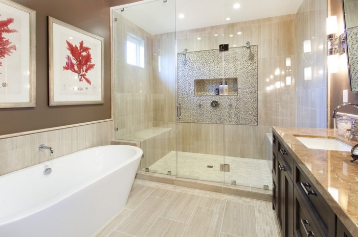 Великолепная ванная с внедрением яркого кораллового цвета в виде картин на стенах.