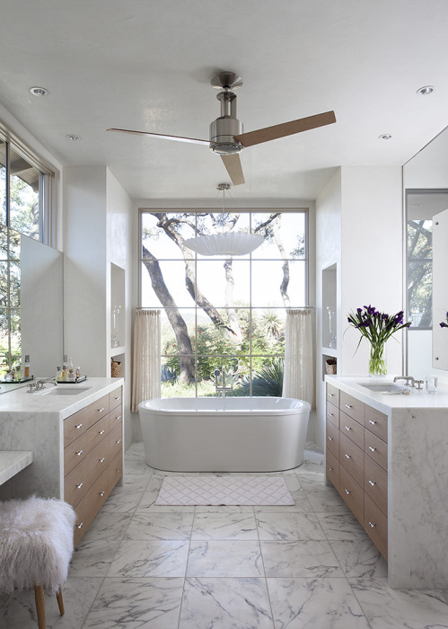 Потрясающая наполненная светом ванная комната, выполненная в белом цвете.