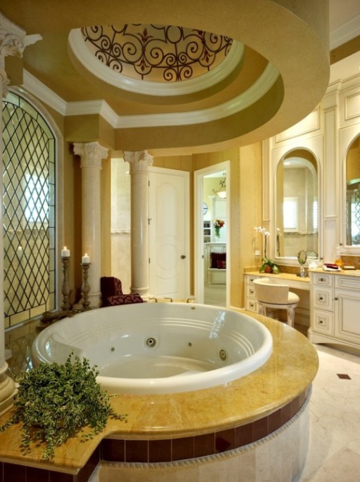 Роскошная круглая ванна.