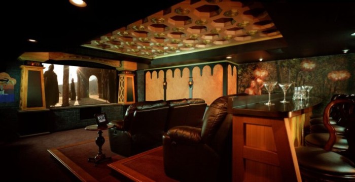 Атмосферный кинотеатр для просмотра фильма по мотивам книги Дж. Р. Толкиена.