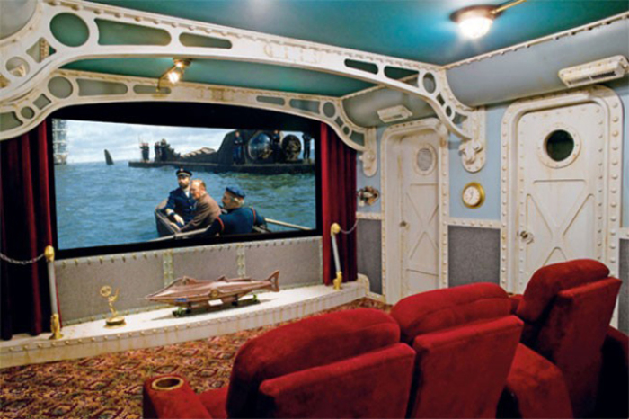 Камера подводной лодки в качестве зала для кинотеатра.