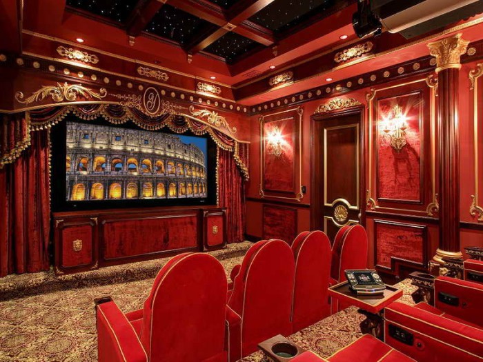 Домашний кинотеатр в классическом роскошном стиле.