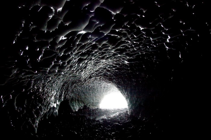 Темная ледовая пещера. Темная ледовая пещера.