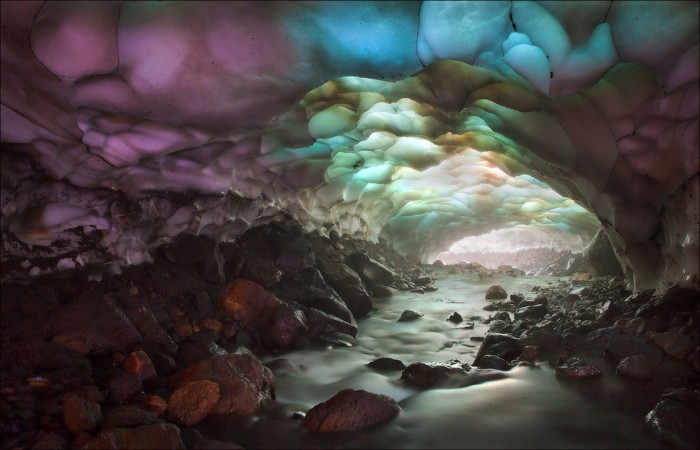 Разноцветная ледяная пещера на Камчатке. Разноцветная ледяная пещера на Камчатке.