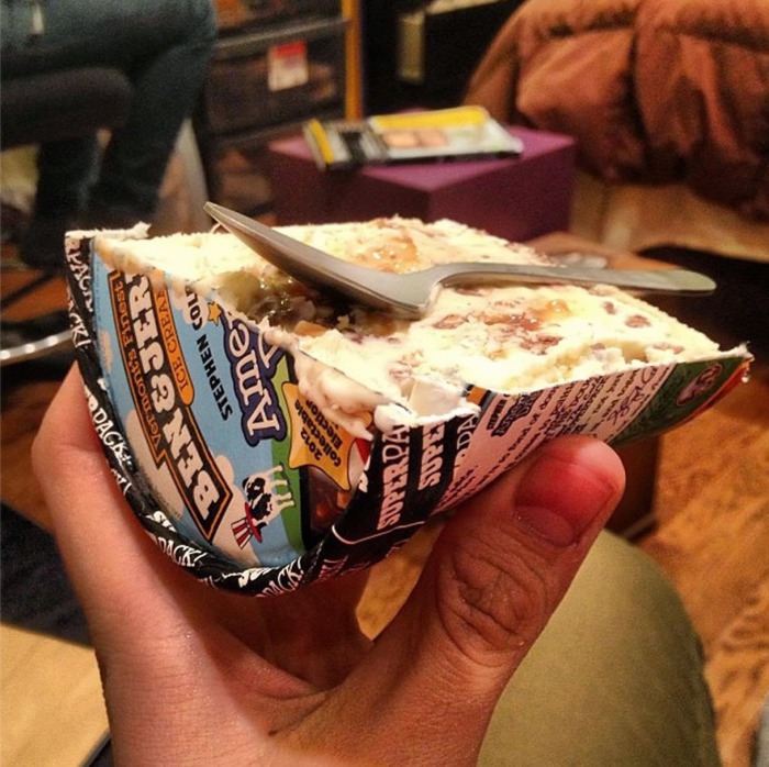 Упаковка мороженого, разрезанная надвое.