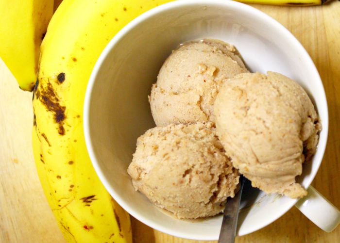 Мороженное своими руками из бананов, орехов, масла и желе.